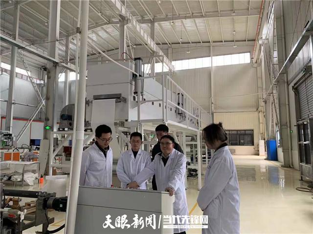 张道海带领团队,在工厂试制新材料产品该技术正处于推广阶段,虽然产品